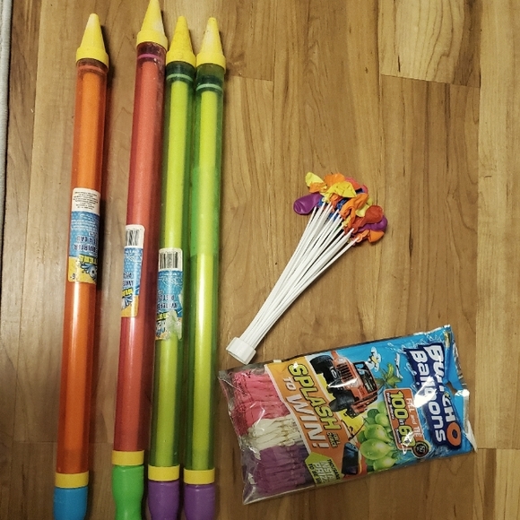 135 water ballons from Bunch o Ballons and 4 water shooters - Picture 1 of 6